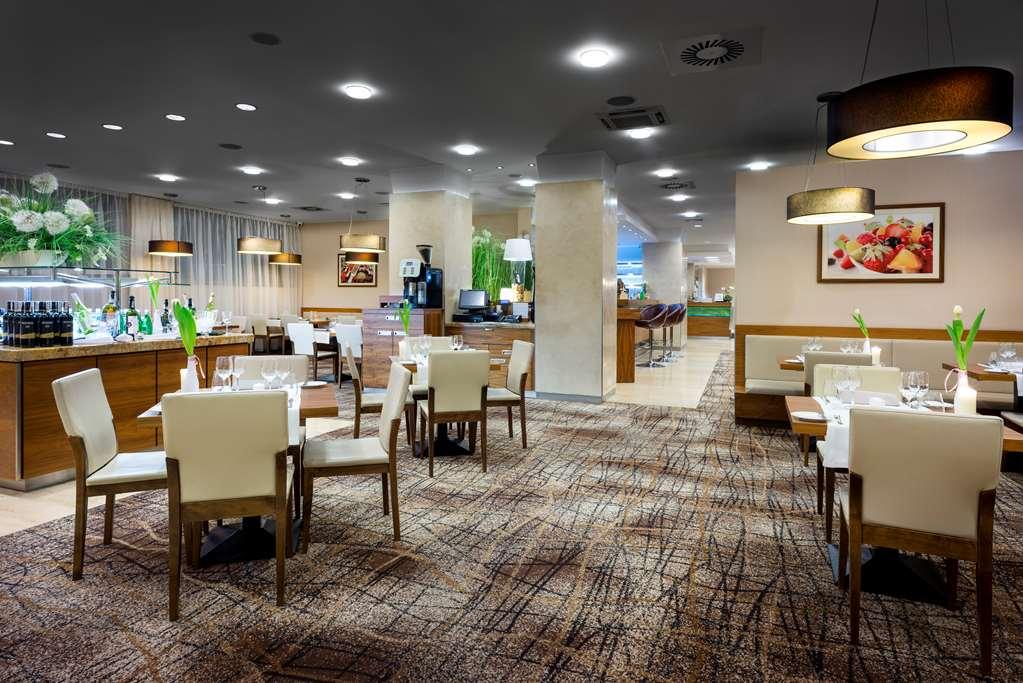 Hilton Garden Inn Краків Ресторан фото